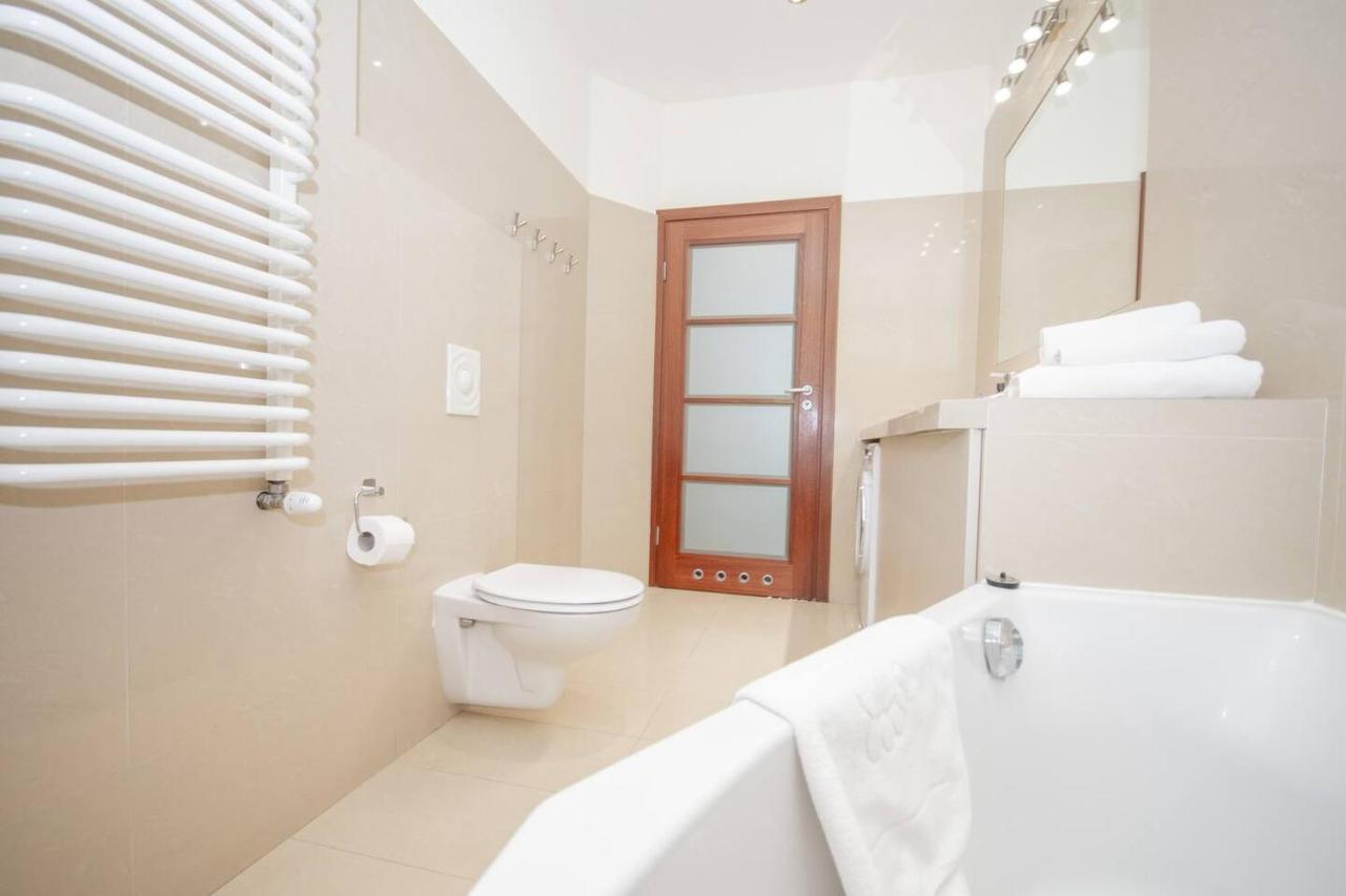Inpoint 2-Bedrooms Apartment With Private Garden And Free Parking คราคูฟ ภายนอก รูปภาพ